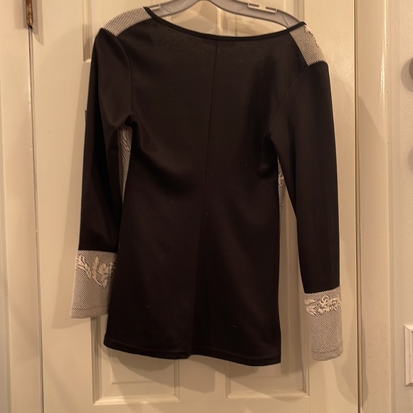 Gorgeous over top with split bottom half and half zipper!Small great details - Picture 5 of 5